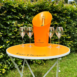 Veuve Clicquot Brut mit Beistelltisch, Kühler und Gläser