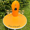 Veuve Clicquot Brut mit Beistelltisch, Kühler und Gläser