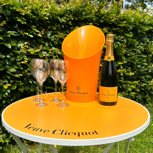 Veuve Clicquot Brut mit Beistelltisch, Kühler und Gläser